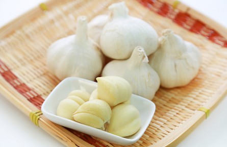 辟謠 | 經(jīng)常吃大蒜能降血壓？醫(yī)生：想穩(wěn)定血壓，這3類(lèi)食物要少吃