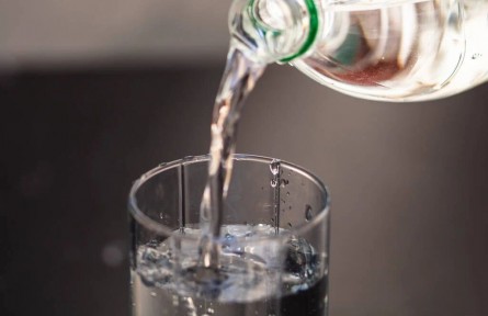 辟謠 | “蘇打水”算健康飲品嗎？?jī)深惾瞬唤ㄗh喝