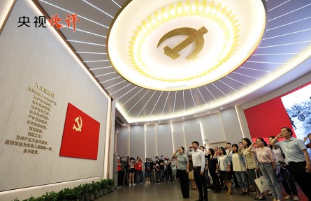 央視快評(píng)：以學(xué)增智，從黨的科學(xué)理論中悟規(guī)律、明方向、學(xué)方法、增智慧