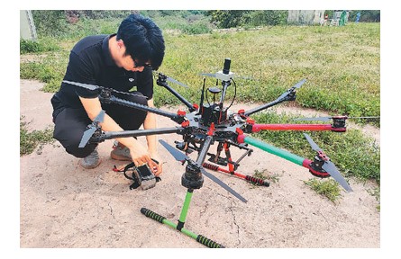 無人機駕駛員：“我們在地上開飛機！