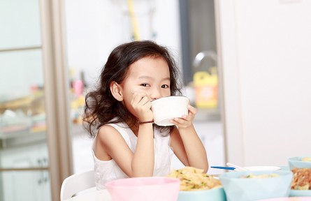 小孩吃飯時(shí)喝湯，會(huì)稀釋胃液影響消化？