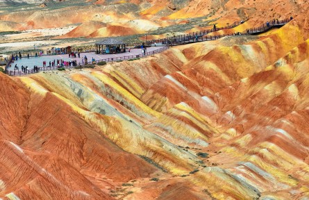 甘肅張掖：七彩丹霞地貌紅黃交織 宛如天然紋理畫(huà)